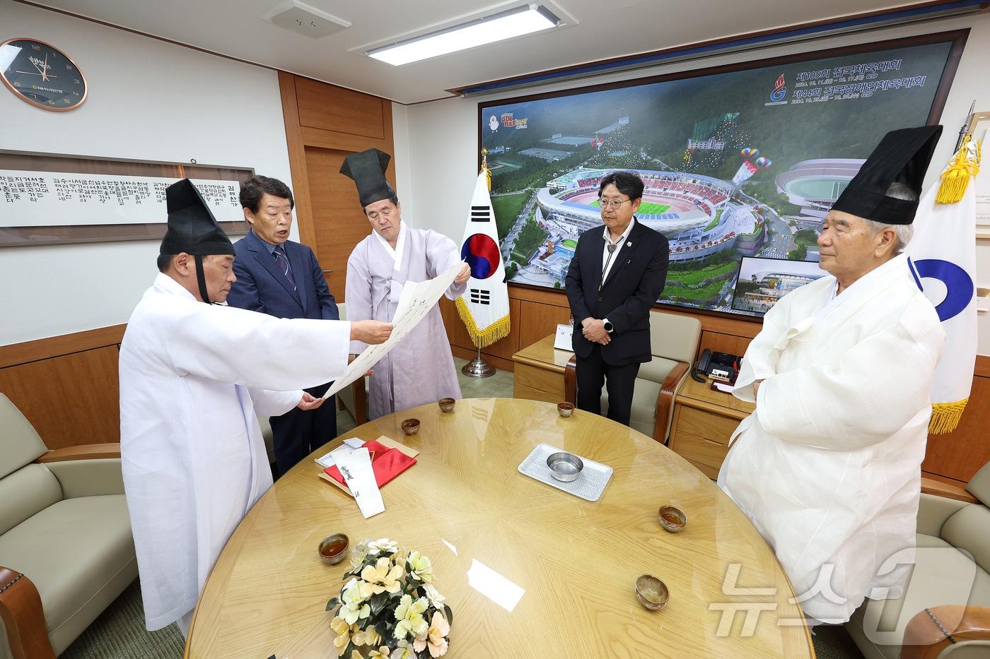 29일 김해시청을 찾은 김해향교 전교와 수석 장의 등이 홍태용 시장&#40;오른쪽 두번째&#41;에게 문묘추계석전 초헌관 추대 천권을 전달하고 있다.&#40;김해시 제공&#41;