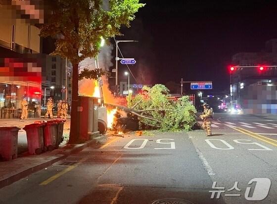 29일 오전 4시52분께 전북자치도 전주시 덕진구 덕진동 덕진광장 앞 도로에서 그랜저 승용차가 가로수와 전신주를 들이받는 사고가 발생했다.&#40;전북소방 제공&#41;2024.8.29/뉴스1