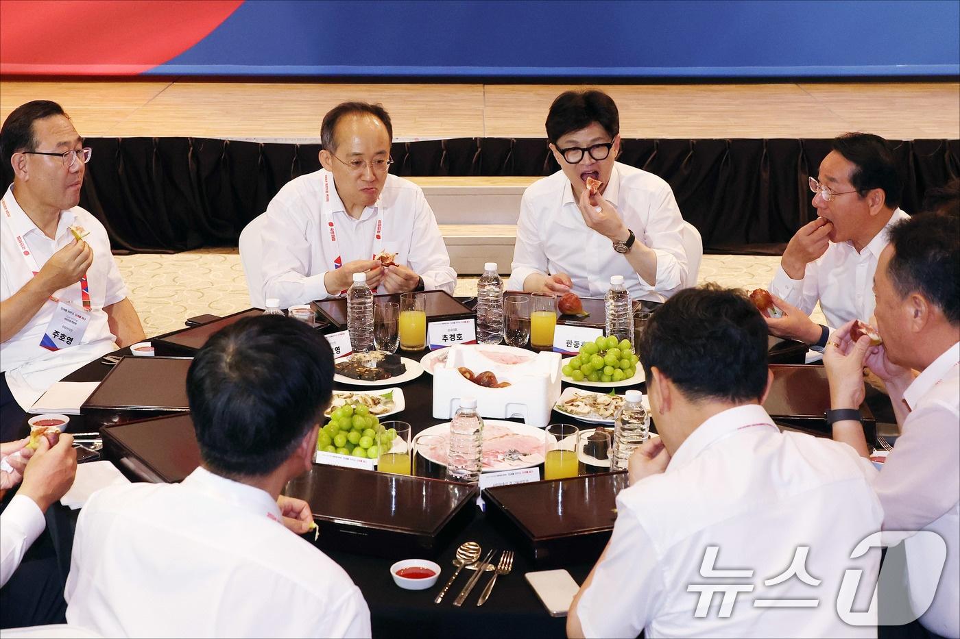 한동훈 국민의힘 대표와 추경호 원내대표가 29일 오후 인천 중구 인천국제공항공사 인재개발원에서 열린 2024 국민의힘 국회의원 연찬회에서 주호영, 유정복 의원 등과 대화를 나누며 만찬을 하고 있다. &#40;공동취재&#41; 2024.8.29/뉴스1 ⓒ News1 안은나 기자