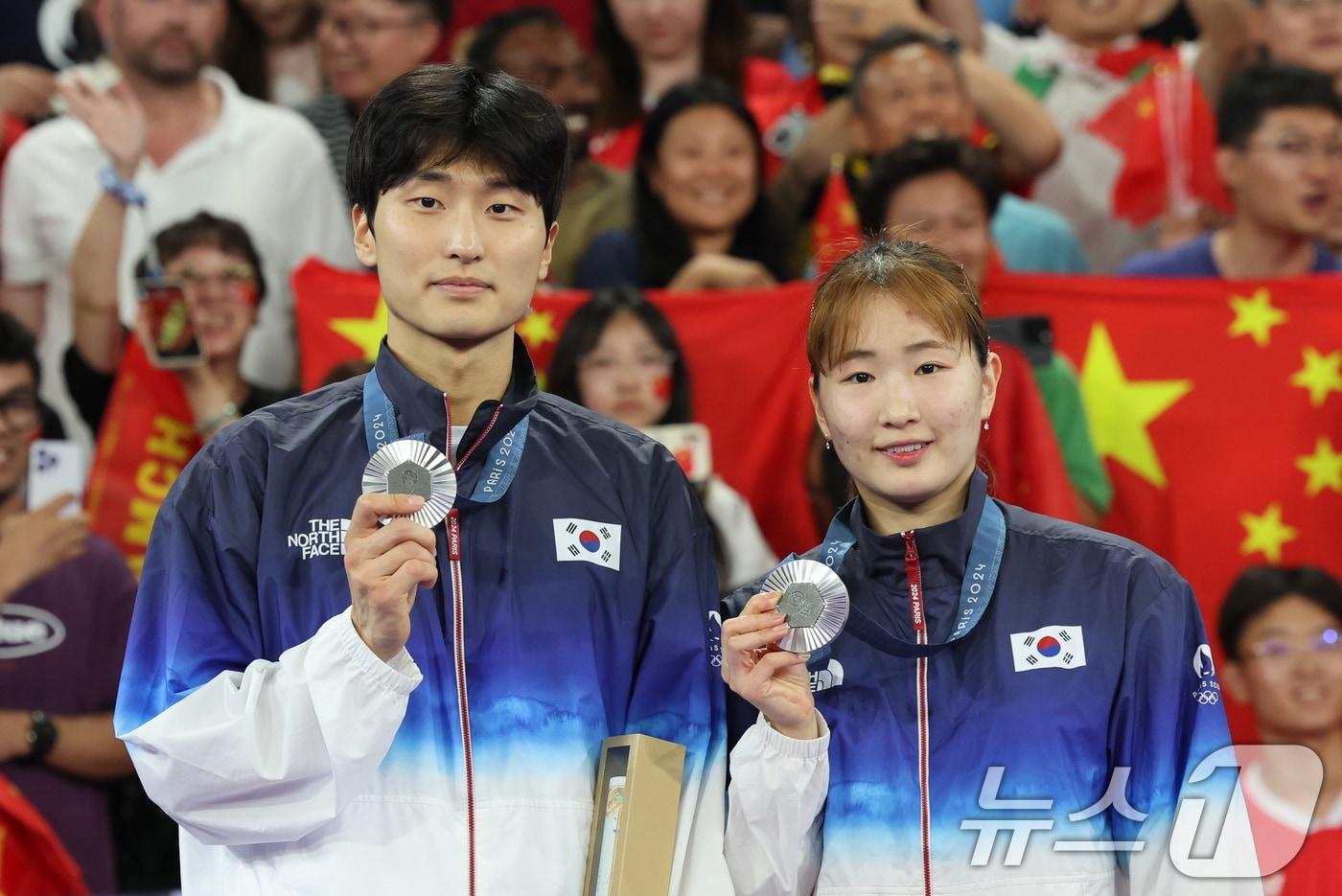 대한민국 배드민턴 대표팀 김원호, 정나은이 2일&#40;한국시간&#41; 프랑스 파리 라 샤펠 아레나에서 열린 배드민턴 혼합복식 시상식에서 은메달을 목에 걸고 포즈를 취하고 있다. 2024.8.2/뉴스1 ⓒ News1 이동해 기자