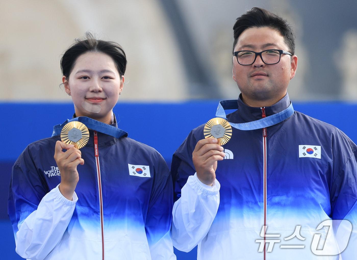 대한민국 양궁 대표팀 김우진, 임시현 선수가 3일&#40;한국시간&#41; 프랑스 파리 앵발리드에서 진행된 파리올림픽 양궁 혼성 단체 시상식에서 금메달을 수여 받은 후 기뻐하고 있다. 2024.8.3/뉴스1 ⓒ News1 박정호 기자