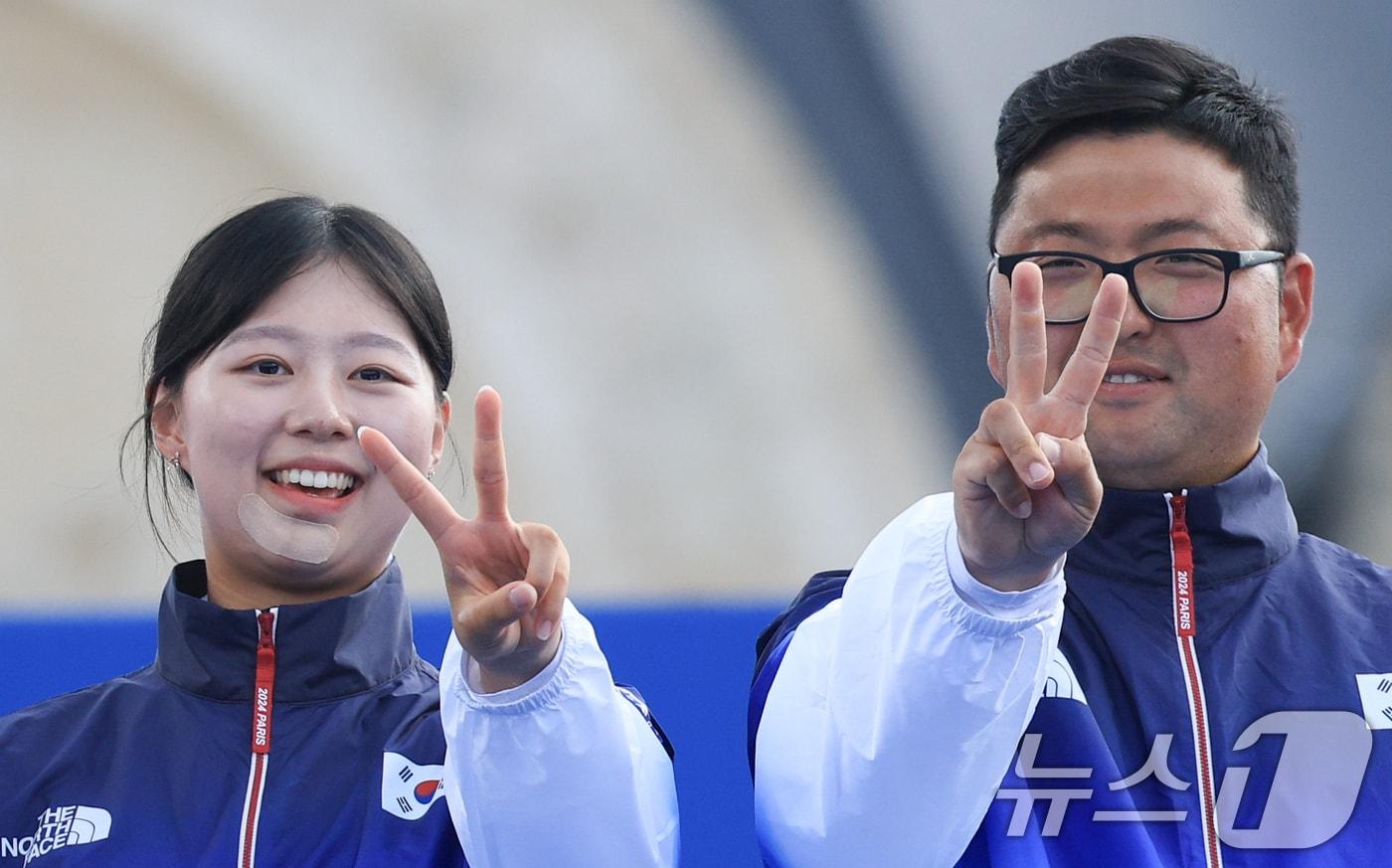 대한민국 양궁 대표팀 김우진, 임시현 선수가 3일&#40;한국시간&#41; 프랑스 파리 앵발리드에서 진행된 파리올림픽 양궁 혼성 단체 시상식에서 시상대에 오르며 대회 2연패 세리머니를 하고 있다. 2024.8.3/뉴스1 ⓒ News1 박정호 기자