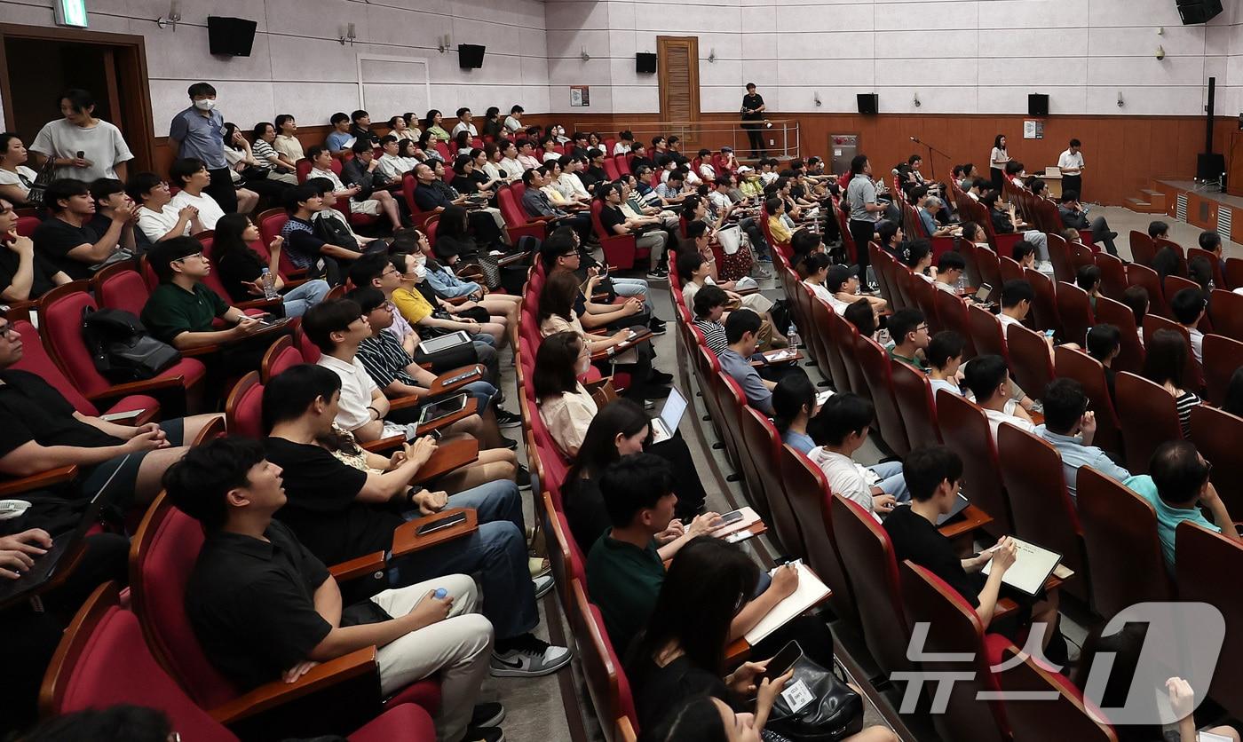 3일 서울 강남구 세텍 컨벤션홀에서 열린 교수 및 전공의를 위한 제35대 경기도의사회 제1차 개원 준비 설명회에서 참가자들이 강연을 듣고 있다. 2024.8.3/뉴스1 ⓒ News1 김성진 기자