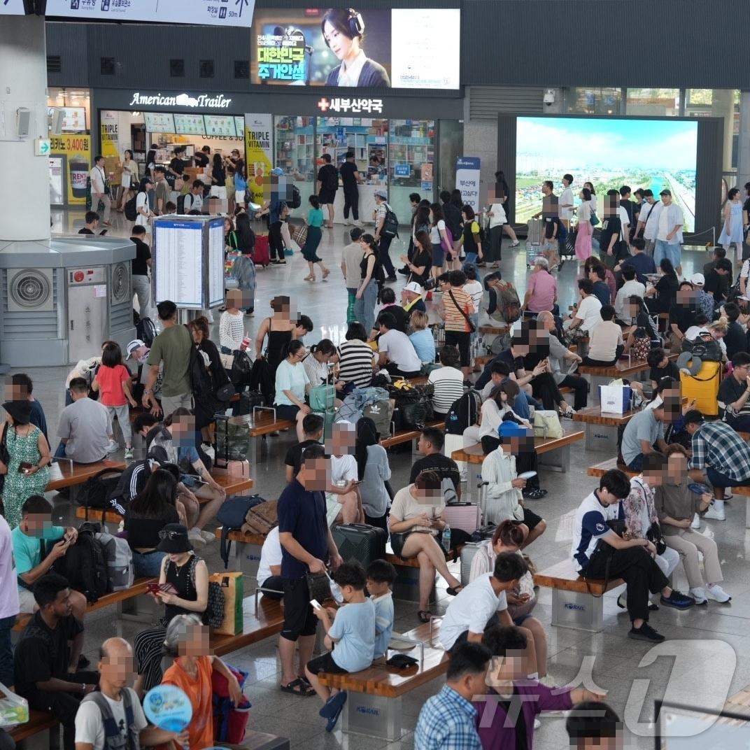 3일 오후 부산역이 여행객들로 북적이고 있다.2024.8.3. 손연우 기자