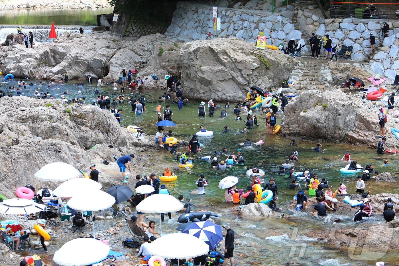 여름 휴가철을 맞은 지난 8월 3일 강원 인제 북면 용대리 백담계곡에 피서객들이 물놀이를 하며 즐거운 시간을 보내고 있다. &#40;인제군 제공&#41; 2024.8.3/뉴스1 ⓒ News1 한귀섭 기자