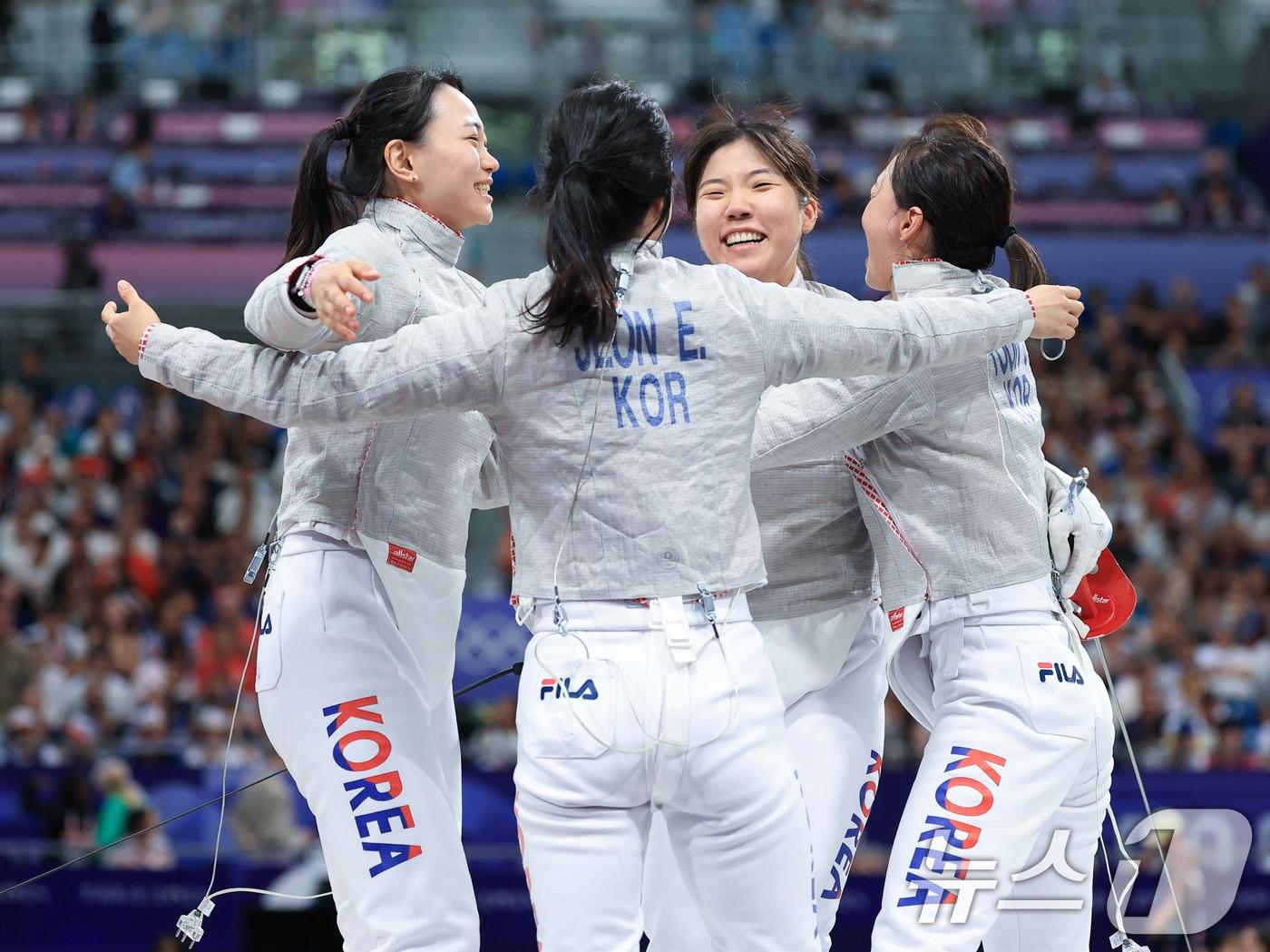 대한민국 펜싱 대표팀 윤지수, 전하영, 최세빈, 전은혜 선수가 3일 오후&#40;한국시간&#41; 프랑스 파리 그랑 팔레에서 2024 파리올림픽 여자 사브르 단체 8강 미국과의 경기에서 승리한 후 기뻐하고 있다 . 2024.8.3/뉴스1 ⓒ News1 박정호 기자