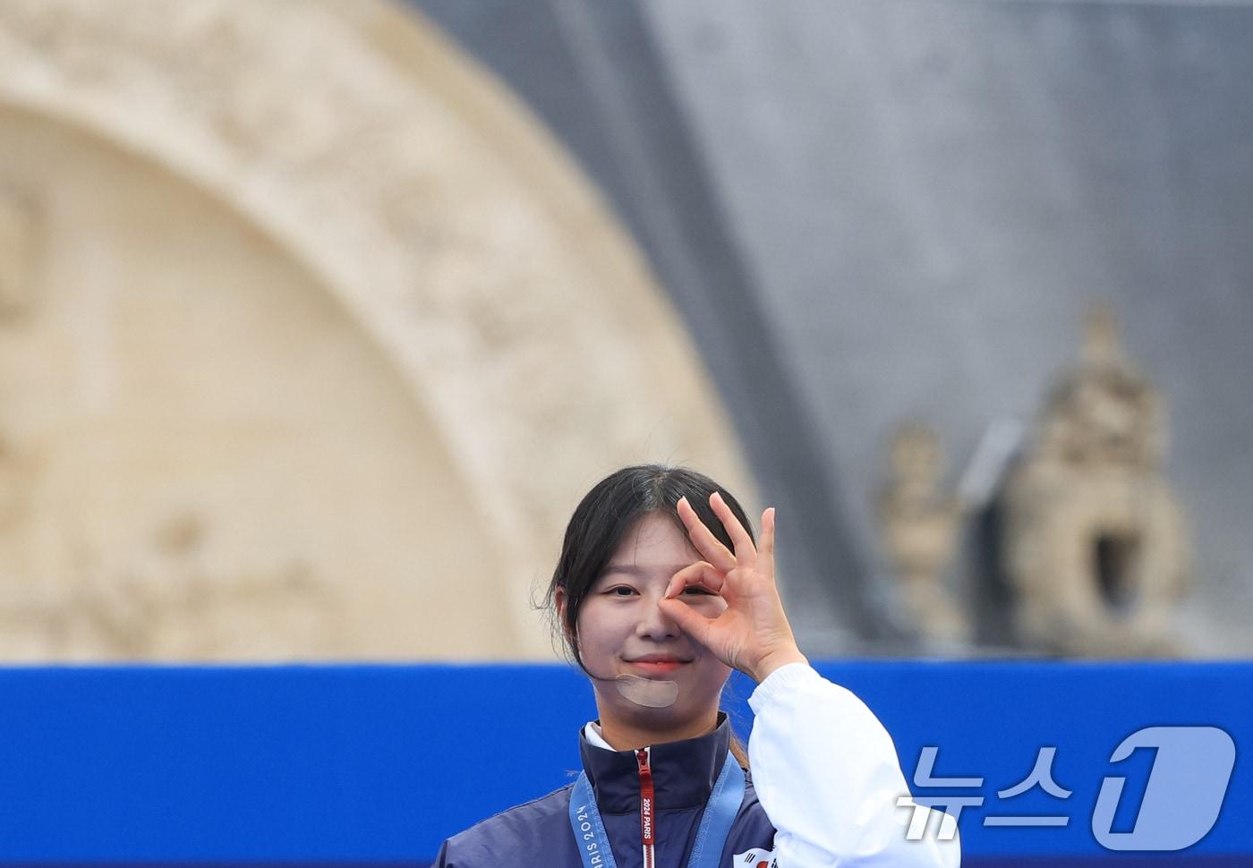 대한민국 양궁 대표팀 임시현 선수가 3일 오후&#40;한국시간&#41; 프랑스 파리 앵발리드에서 진행된 양궁 여자 개인 시상식에서 3관왕 세리머니를 하고 있다. 2024.8.3/뉴스1 ⓒ News1 박정호 기자