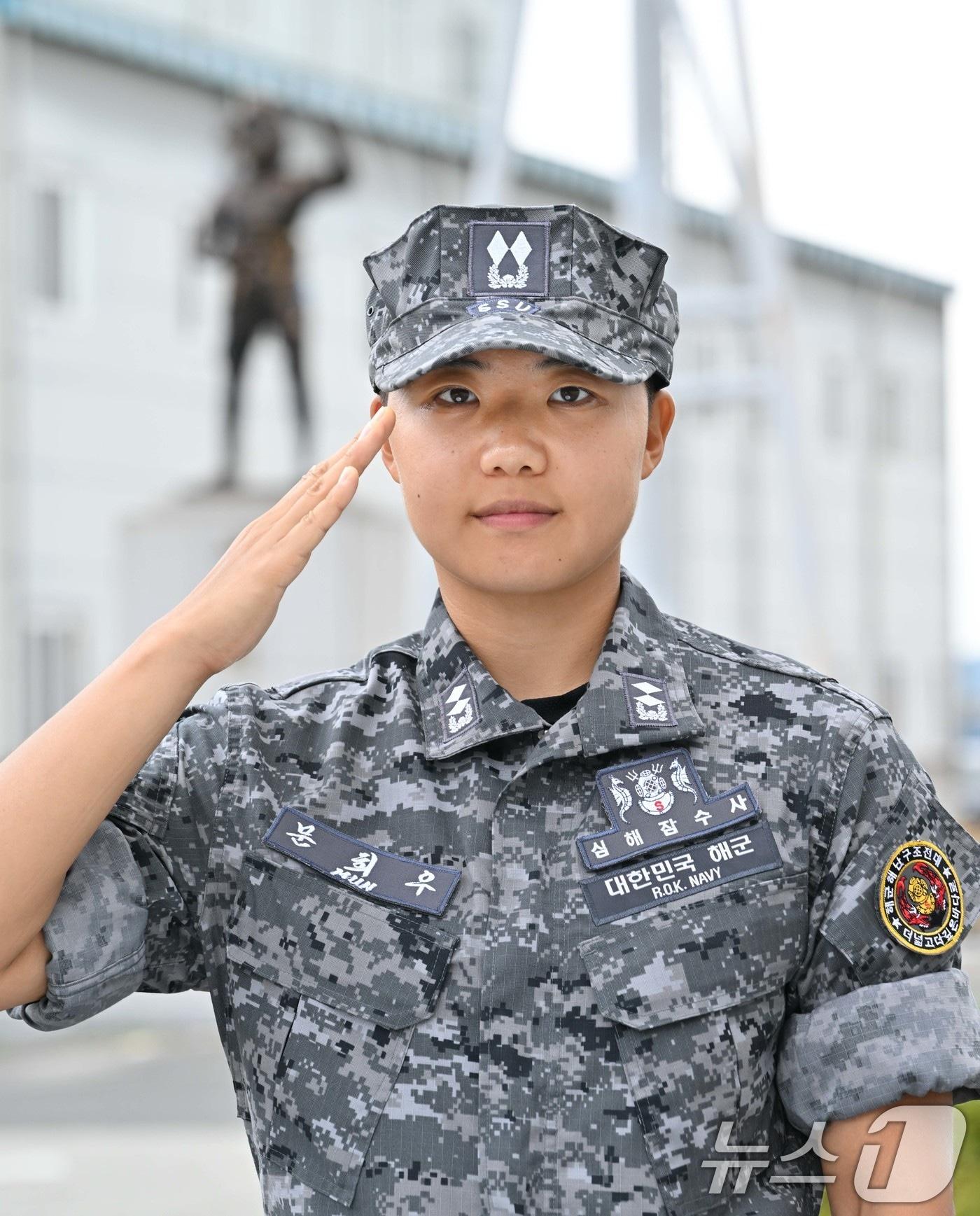 해군은 30일 대한민국 해군 최초의 여군 심해잠수사&#40;SSU&#41;가 탄생했다고 밝혔다. 해난구조 기본과정을 수료하고 여군 최초로 심해잠수사가 된 문희우 대위&#40;진&#41;가 포즈를 취하고 있다. &#40;해군 제공&#41; 2024.8.30/뉴스1