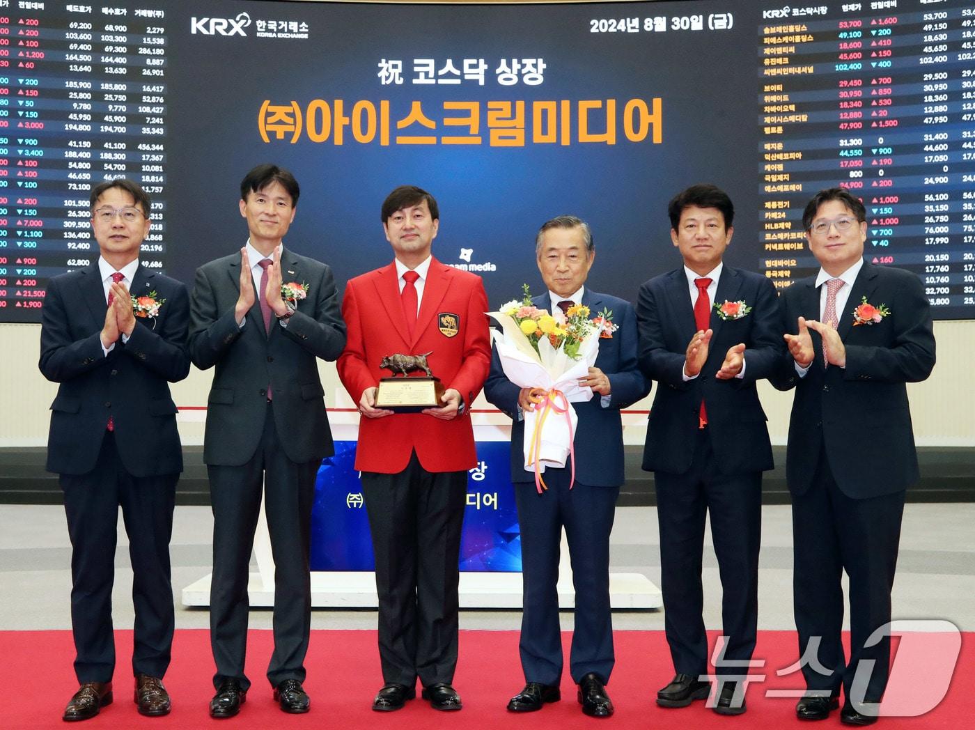 30일 오전 서울 영등포구 한국거래소에서 열린 아이스크림미디어 코스닥시장 상장기념식에서 상장기념패 전달 후 김대영 한국IR협의회 부회장&#40;왼쪽부터&#41;, 민경욱 한국거래소 코스닥시장본부장, 허주환 아이스크림미디어 대표이사, 박기석 시공테크 회장, 오흥식 코스닥협회 회장, 이충훈 삼성증권 부사장이 기념촬영을 하고 있다. &#40;한국거래소 제공&#41; 2024.8.30/뉴스1