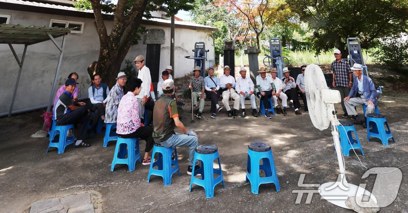 한낮 무더위가 이어진 지난달 30일 전남 곡성군 옥과면 노인회 앞에서 어르신들이 나무 그늘밑에서 더위를 식히고 있다. /뉴스1 ⓒ News1 김태성 기자