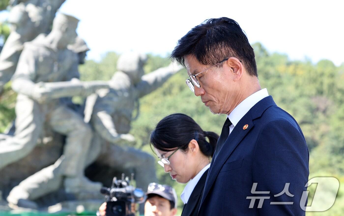 김문수 신임 고용노동부 장관이 30일 오후 서울 동작구 국립서울현충원 현충탑에 참배하고 있다. 2024.8.30/뉴스1 ⓒ News1 장수영 기자