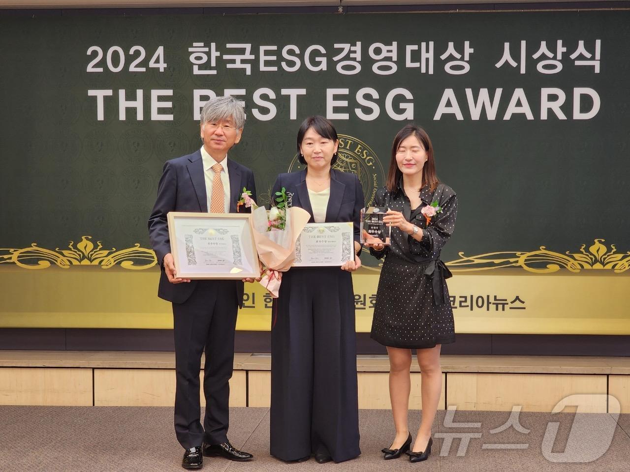 한국ESG위원회 윤재은 이사장&#40;왼쪽&#41;, 한국조폐공사 고은영 성과관리처장&#40;가운데&#41;, ESG 코리아 뉴스 유현정 대표가 기념사진을 촬영하고 있다. &#40;한국조폐공사 제공&#41;/뉴스1 &gt;