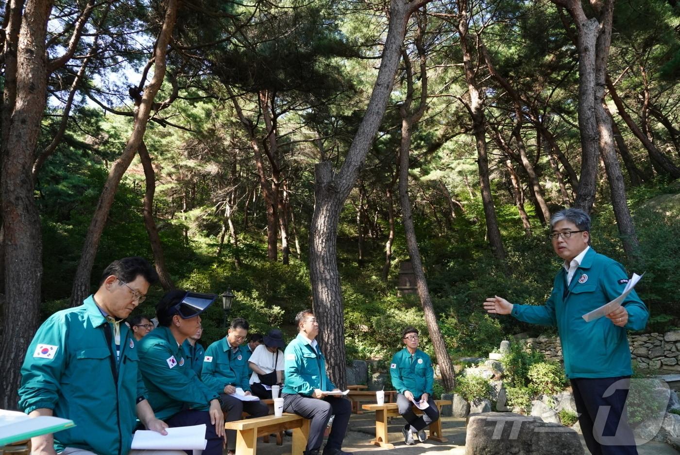   임상섭 산림청장이 인왕산에서 산림생태복원 토론회를 하고 있다. &#40;산림청 제공&#41;/뉴스1