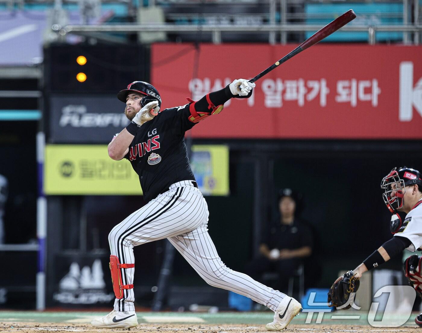 30일 오후 경기도 수원시 장안구 수원KT위즈파크에서 열린 프로야구 &#39;2024 신한 SOL 뱅크 KBO리그&#39; kt위즈와 LG트윈스의 경기 6회초 2사 1,2루 상황, LG 오스틴이 적시타를 치고 있다. 2024.8.30/뉴스1 ⓒ News1 이재명 기자