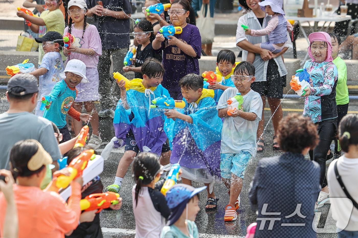 31일 오후 서울 종로구 대학로 일대 도로가 &#39;놀러와, 대학로! 차 없는 거리로&#39; 행사로 인해 차량 통행이 통제돼 어린이들이 물총싸움을 즐기고 있다. 2024.8.31/뉴스1 ⓒ News1 민경석 기자