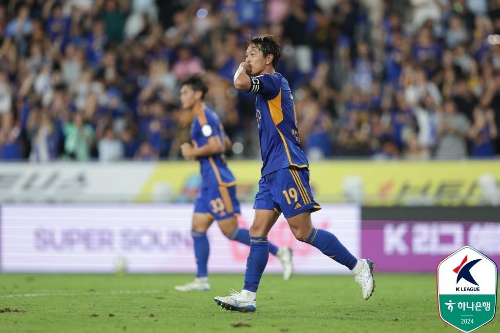 포항 스틸러스를 상대로 결승골을 터뜨린 김영권. &#40;한국프로축구연맹 제공&#41;