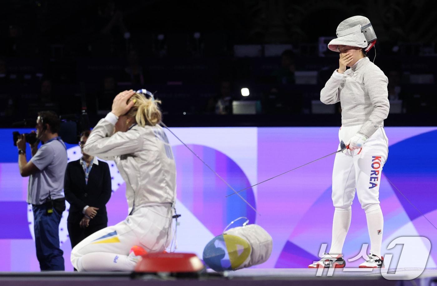 대한민국 펜싱 대표팀 전하영이 4일&#40;한국시간&#41; 프랑스 파리 그랑 팔레에서 열린 2024 파리올림픽 여자 사브르 단체 금메달 결정전 우크라이나 올하 하를란과의 경기에서 패배한 후 아쉬워하고 있다. 2024.8.4/뉴스1 ⓒ News1 이동해 기자