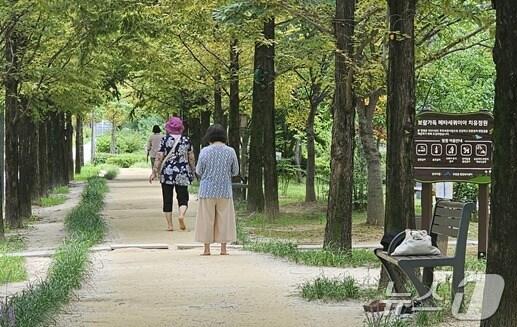 세종시 보람동 새숨뜰근린공원에 조성된 황톳길을 시민들이 걷고 있다. ⓒ News1 장동열 기자