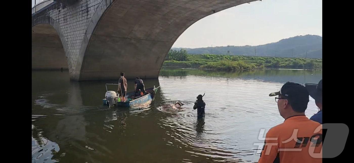 지난 3일 충남 금산소방대원들이 물놀이객을 구조하고 있다.&#40;금산소방서 제공&#41; /뉴스1