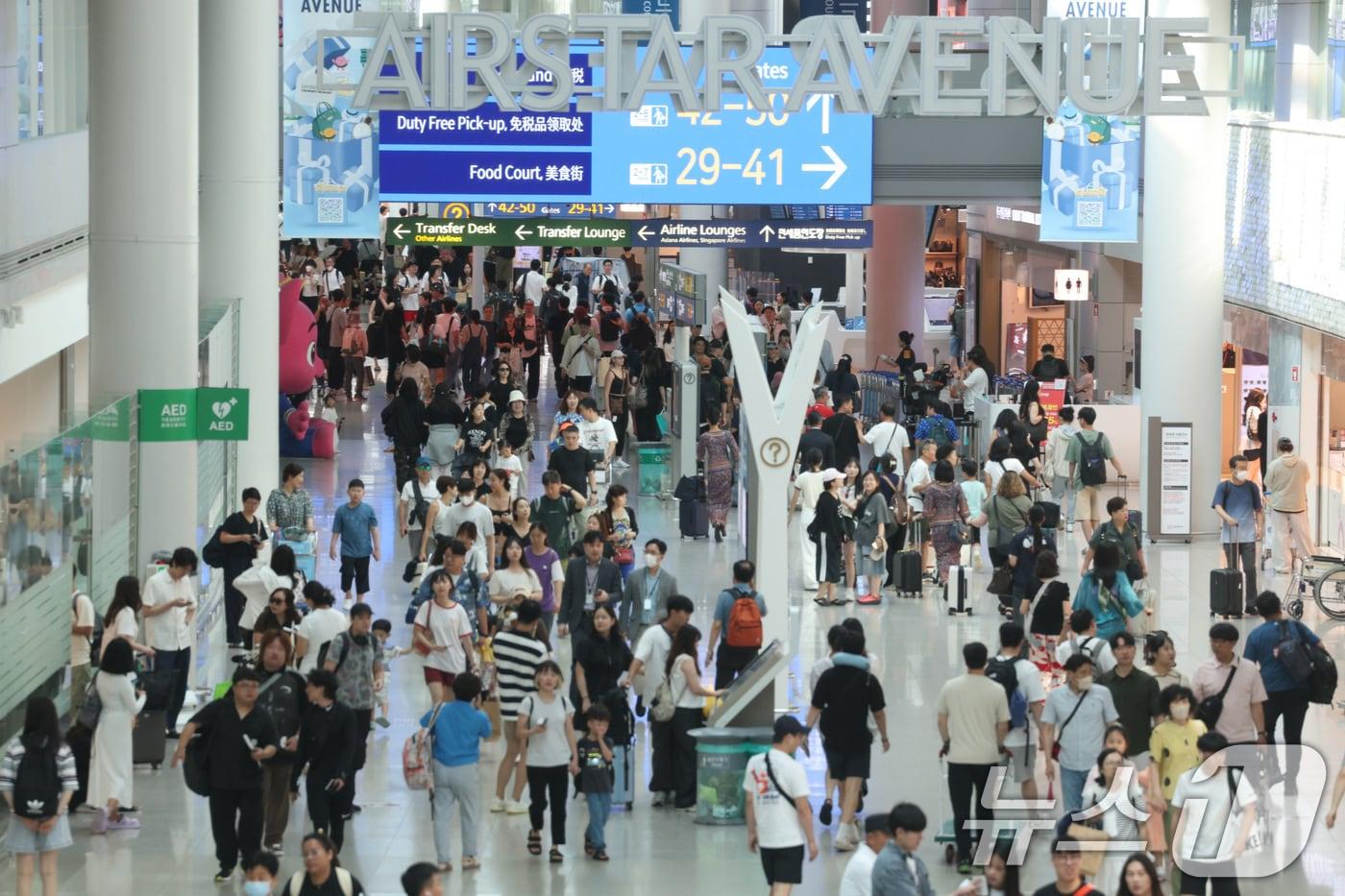 인천국제공항 1여객터미널 면세점이 출국하려는 여행객들로 북적이고 있다. ⓒ News1 신웅수 기자