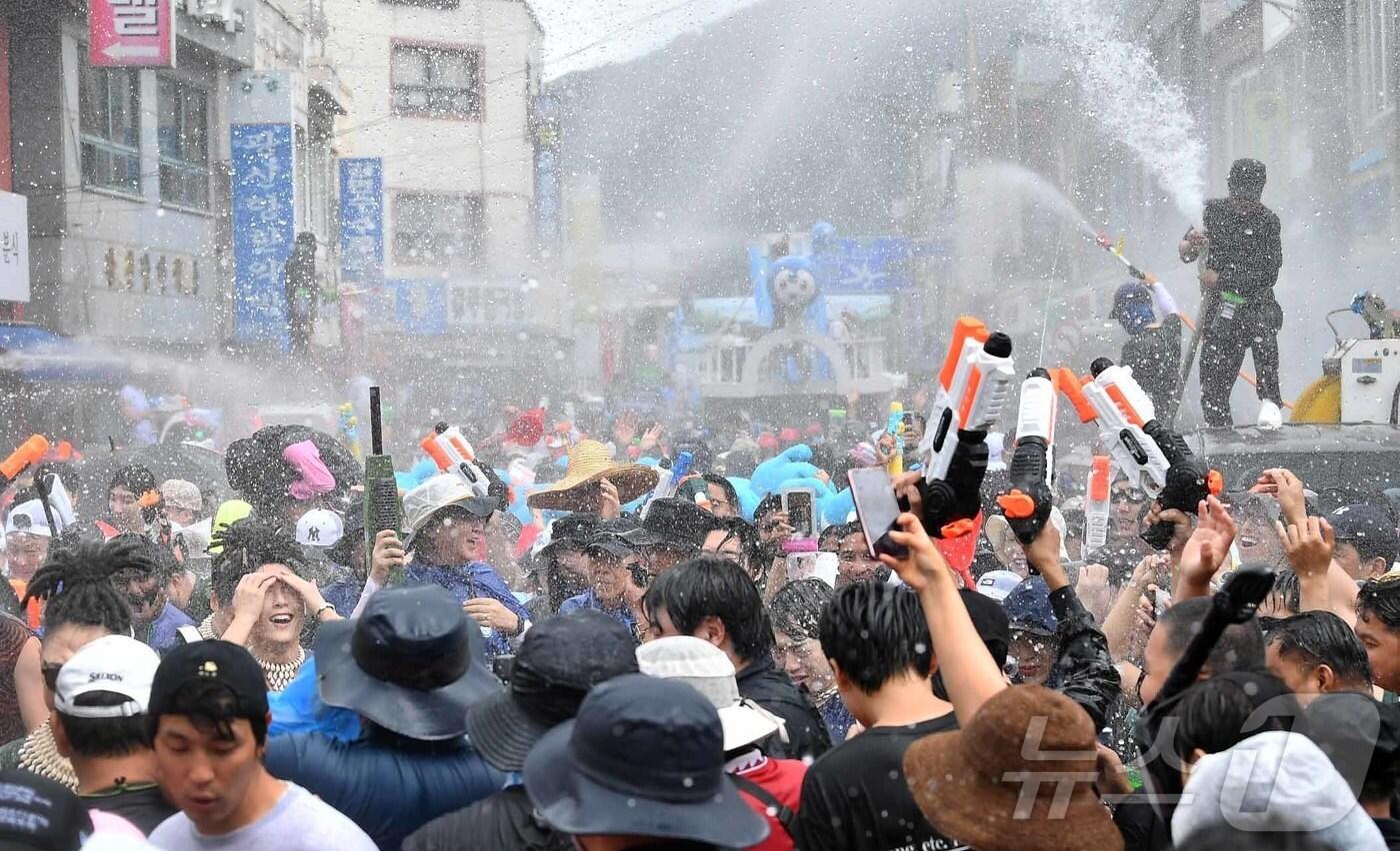 제17회 정남진 장흥 물축제의 메인 프로그램인 살수대첩 거리퍼레이드 모습. ⓒ News1