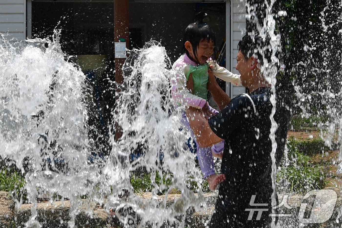 전국에 폭염특보가 내려진 4일 경북 포항시 송도동 송림테마거리 음악 분수대에서 한 가족이 물놀이를 즐기고 있다. 2024.8.4/뉴스1 ⓒ News1 최창호 기자