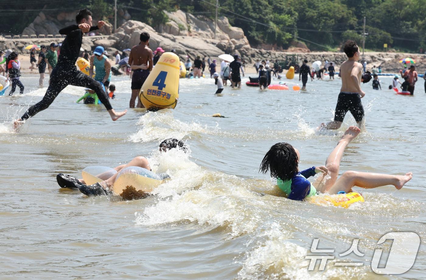 전국 대부분 지역에 폭염 경보가 내려진 지난 4일 오후 인천 을왕리해수욕장에서 어린이들이 물놀이를 하며 더위를 식히고 있다.  ⓒ News1 신웅수 기자