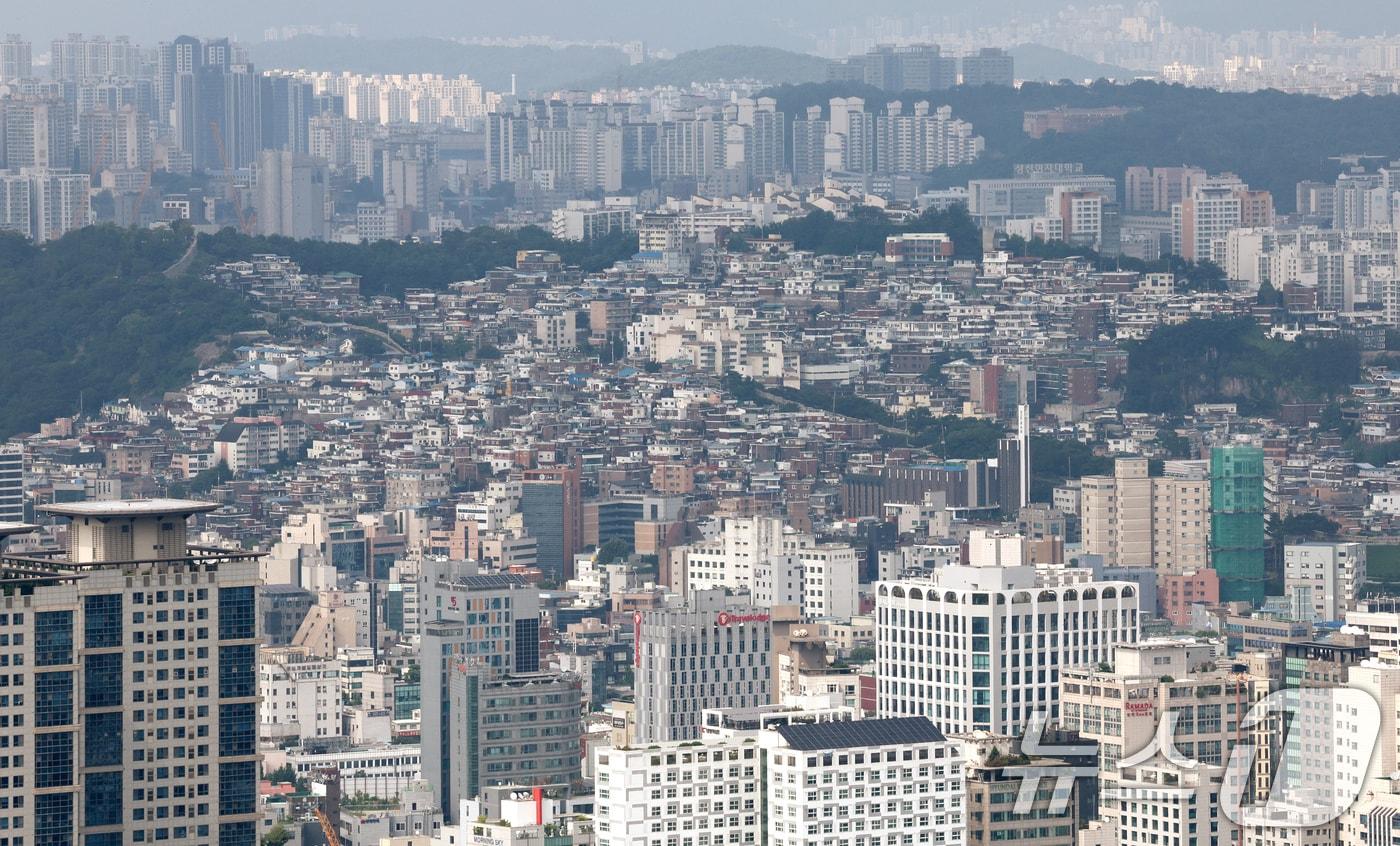 4일 오후 서울 중구 남산에서 바라본 도심에 아파트 단지와 빌라촌이 보이고 있다. 2024.8.4/뉴스1 ⓒ News1 장수영 기자