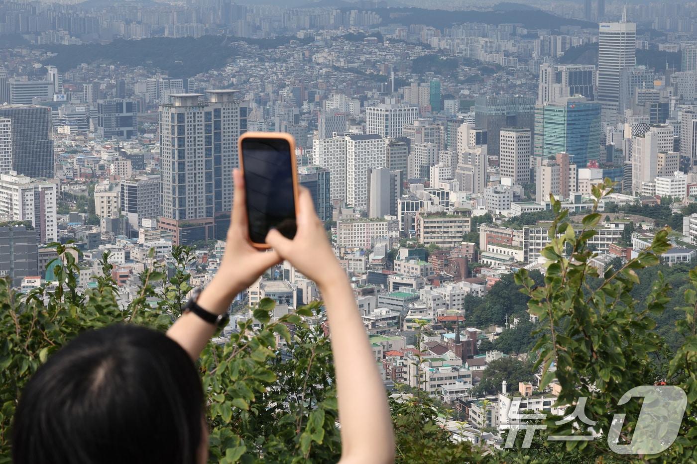 4일 오후 서울 중구 남산에서 바라본 도심에 아파트와 빌라촌이 보이고 있다.  2024.8.4/뉴스1 ⓒ News1 장수영 기자