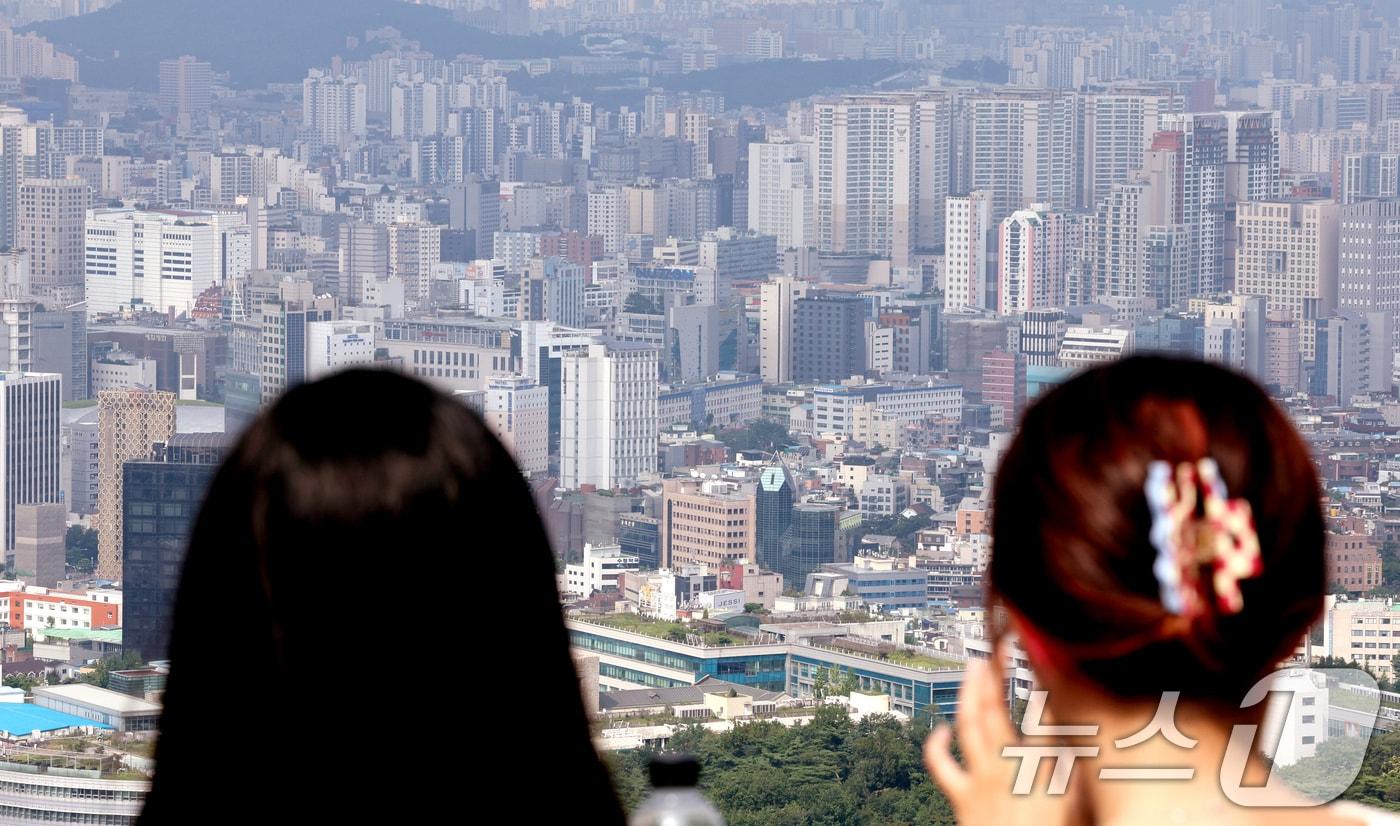 4일 오후 서울 중구 남산에서 바라본 도심에 아파트 단지가 보이고 있다.2024.8.4/뉴스1 ⓒ News1 장수영 기자