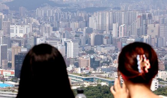 4일 오후 서울 중구 남산에서 바라본 도심에 아파트 단지가 보이고 있다. 2024.8.4/뉴스1 ⓒ News1 장수영 기자