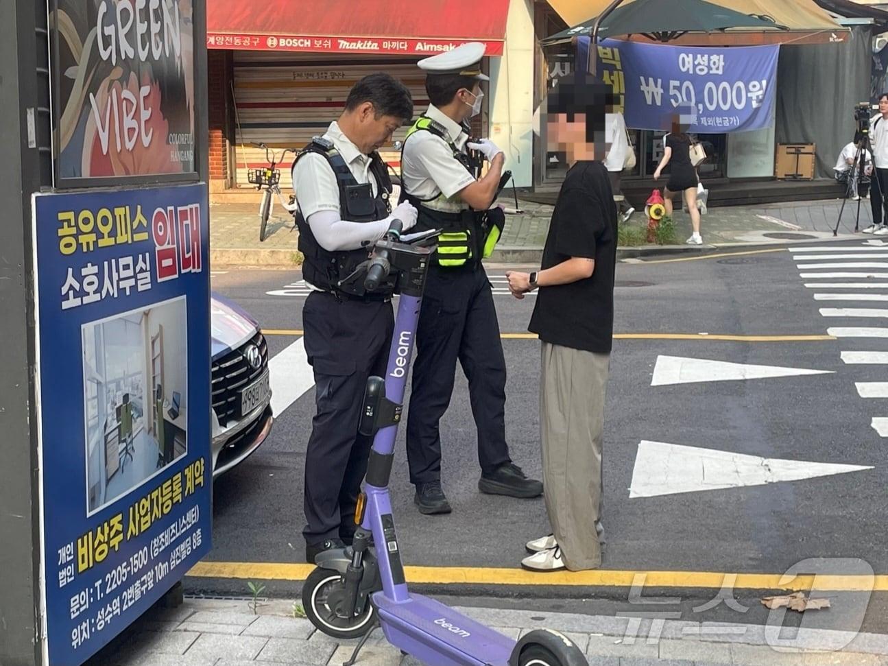 4일 오후 서울 성동구 성수역 일대에서 경찰이  ‘따릉이 폭주 연맹&#40;따폭연&#41;’ 집결을 대비한 단속을 이어가고 있다. 2024.08.04  ⓒ 뉴스1 임여익 수습기자