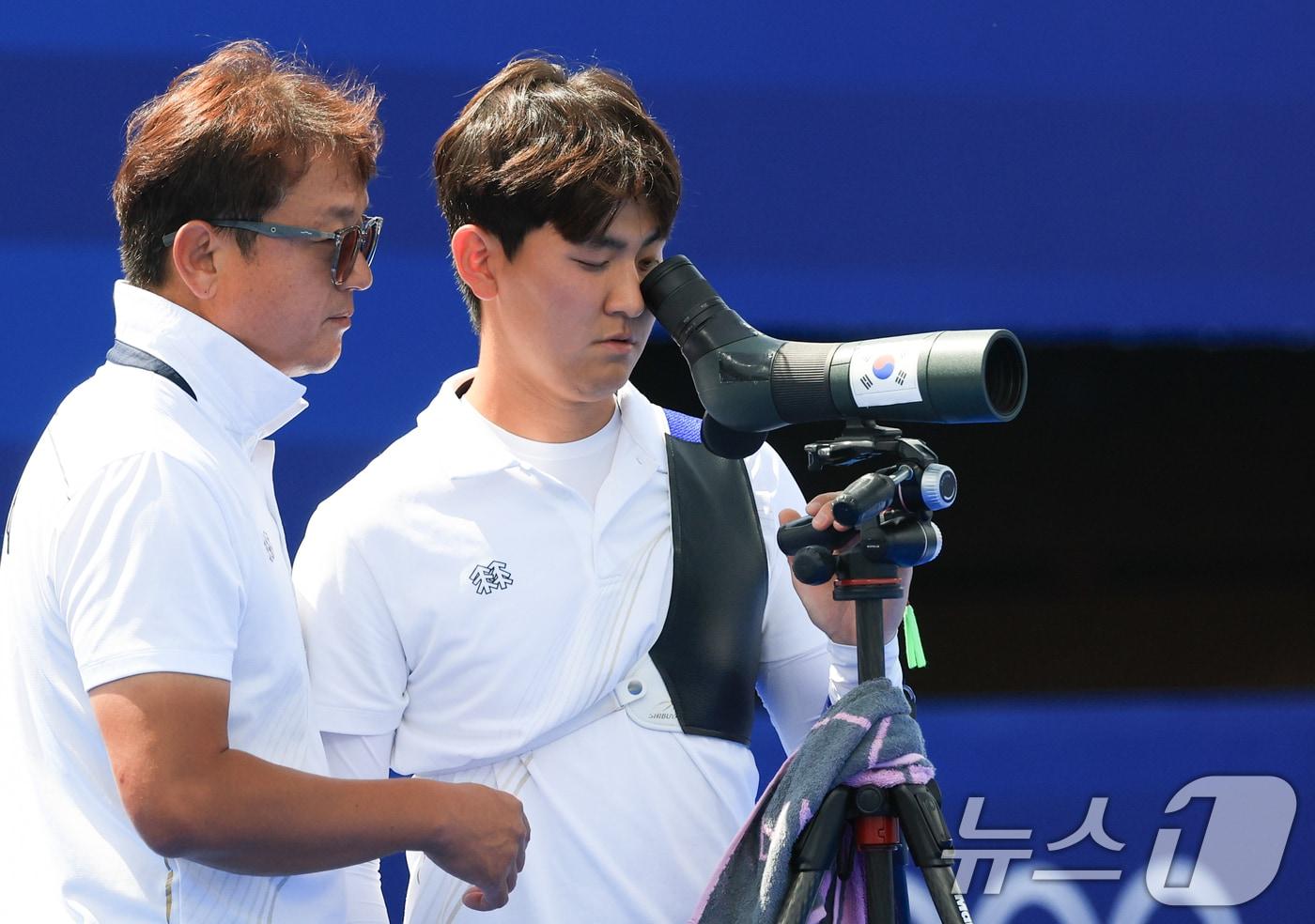 대한민국 남자 양궁 대표팀 김제덕 선수가 4일 오후&#40;한국시간&#41; 프랑스 파리 앵발리드에서 2024 파리올림픽 남자 양궁 개인전 8강 미국의 브래디 엘리슨 선수와의 경기에서 과녁을 확인하고 있다. 2024.8.4/뉴스1 ⓒ News1 박정호 기자