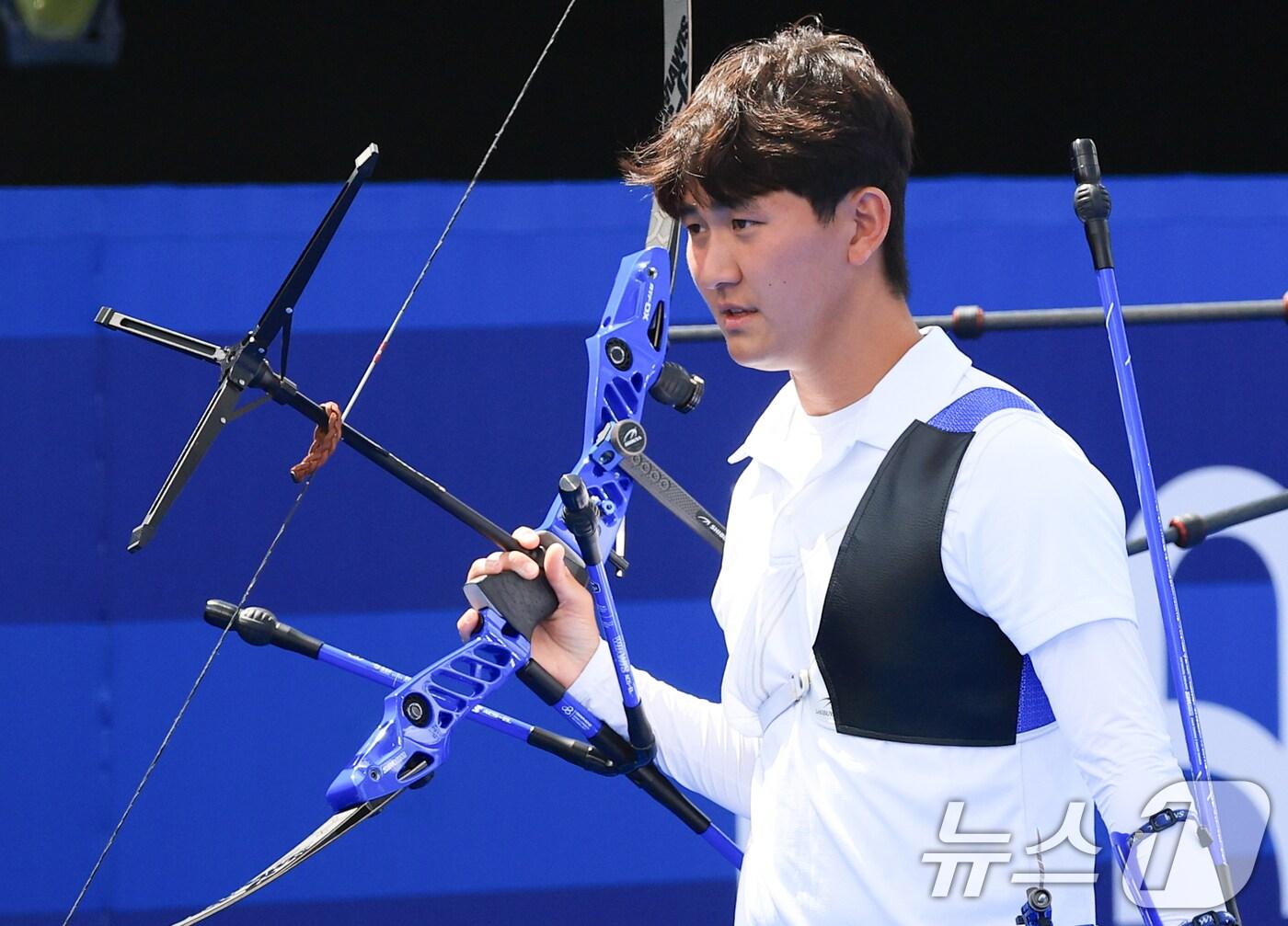 대한민국 남자 양궁 대표팀 김제덕 선수가 4일 오후&#40;한국시간&#41; 프랑스 파리 앵발리드에서 2024 파리올림픽 남자 양궁 개인전 8강 미국의 브래디 엘리슨 선수와의 경기에서 패배한 후 경기장을 나서고 있다. 2024.8.4/뉴스1 ⓒ News1 박정호 기자