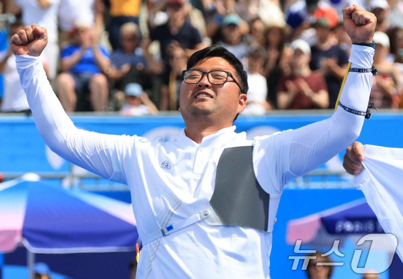 대한민국 남자 양궁 대표팀 김우진 선수가 4일 오후&#40;한국시간&#41; 프랑스 파리 앵발리드에서 2024 파리올림픽 남자 양궁 개인전 금메달 결정전 미국의 브래디 엘리슨 선수와의 경기에서 슛오프 접전 끝에 금메달을 획득한 후 기뻐하고 있다. 2024.8.4/뉴스1 ⓒ News1 박정호 기자