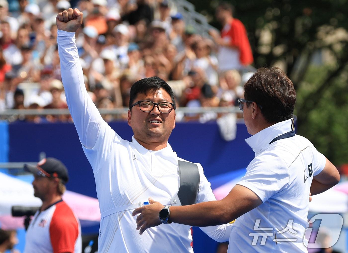 대한민국 남자 양궁 대표팀 김우진 선수가 4일 오후&#40;한국시간&#41; 프랑스 파리 앵발리드에서 2024 파리올림픽 남자 양궁 개인전 금메달 결정전 미국의 브래디 엘리슨 선수와의 경기에서 슛오프 접전 끝에 금메달을 획득한 후 기뻐하고 있다. 2024.8.4/뉴스1 ⓒ News1 박정호 기자