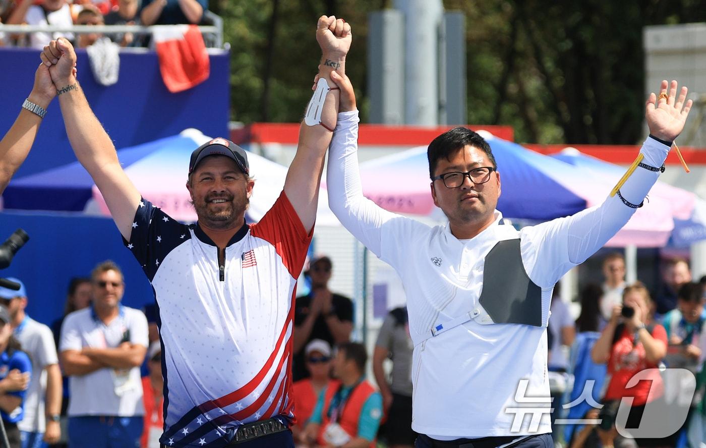 대한민국 남자 양궁 대표팀 김우진 선수가 4일 오후&#40;한국시간&#41; 프랑스 파리 앵발리드에서 2024 파리올림픽 남자 양궁 개인전 금메달 결정전 미국의 브래디 엘리슨 선수와의 경기에서 슛오프 접전 끝에 금메달을 획득한 후 기뻐하고 있다. 2024.8.4/뉴스1 ⓒ News1 박정호 기자