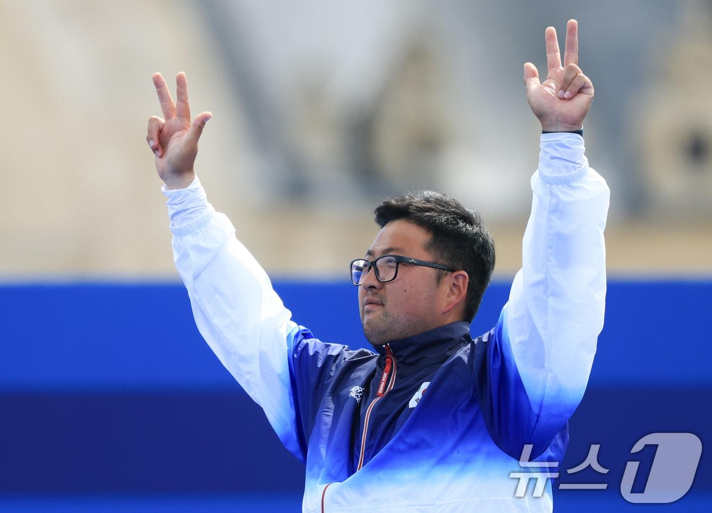 대한민국 남자 양궁 대표팀 김우진 선수가 4일 오후&#40;한국시간&#41; 프랑스 파리 앵발리드에서 2024 파리올림픽 남자 양궁 개인전 시상식에서 시상대에 오르고 있다. 2024.8.4/뉴스1 ⓒ News1 박정호 기자