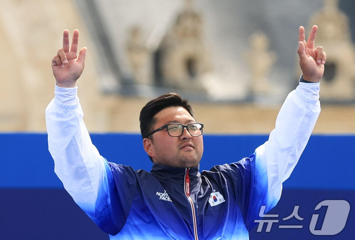 대한민국 남자 양궁 대표팀 김우진 선수가 8월4일 오후&#40;한국시간&#41; 프랑스 파리 앵발리드에서 2024 파리올림픽 남자 양궁 개인전 시상식에서 시상대에 오르고 있다. 2024.8.4/뉴스1 ⓒ News1 박정호 기자