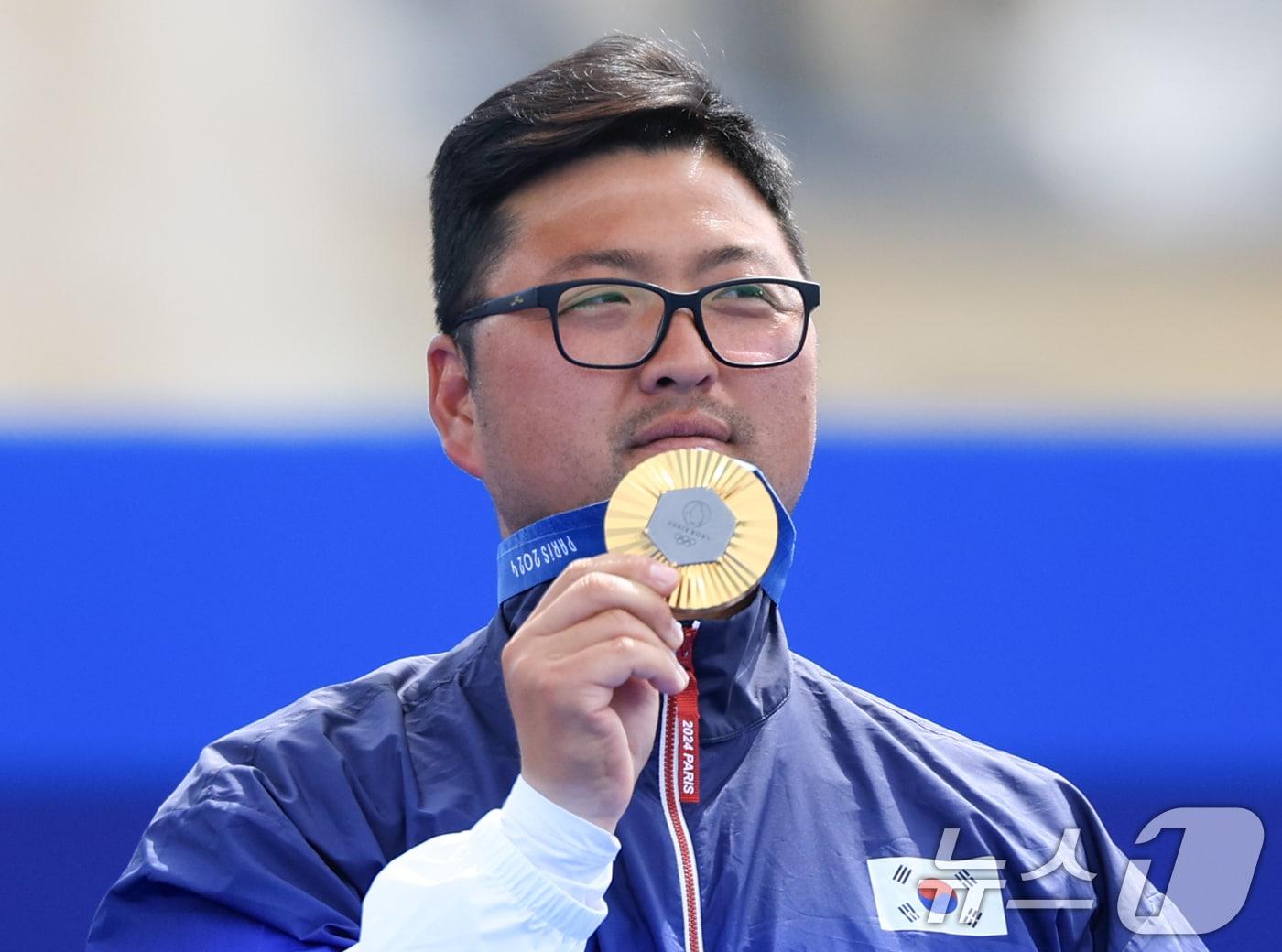 대한민국 남자 양궁 대표팀 김우진 선수가 4일 오후&#40;한국시간&#41; 프랑스 파리 앵발리드에서 2024 파리올림픽 남자 양궁 개인전 시상식에서 메달을 들어보이고 있다. 2024.8.4/뉴스1 ⓒ News1 박정호 기자