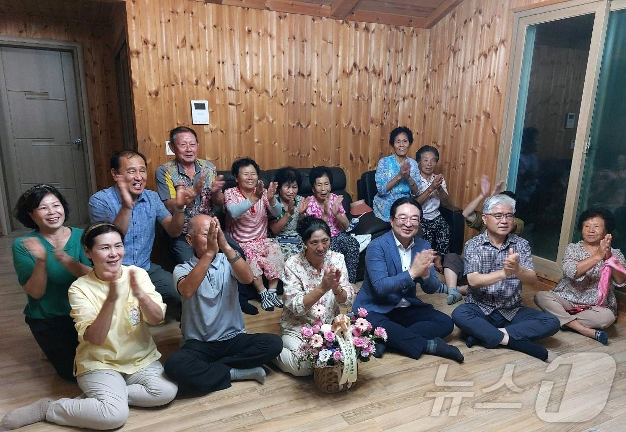 황규철 옥천군수와 마을 주민들이 김우진 선수의 이원면 고향집에서 응원하고 있다.  &#40;독자 제공&#41; /뉴스1