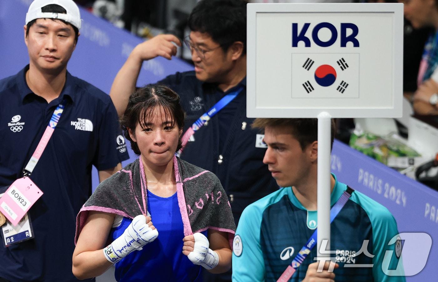 대한민국 복싱 대표팀 임애지 선수가 4일 오후&#40;한국시간&#41; 프랑스 파리 노스 파리 아레나에서 진행된 복싱 여자 54kg급 준결승 튀르키예의 해티스 아크바스 선수와의 경기에서 동메달을 확정지은 후 한순철 코치&#40;왼쪽&#41;와 함께 경기장을 나서고 있다. 2024.8.4/뉴스1 ⓒ News1 박정호 기자