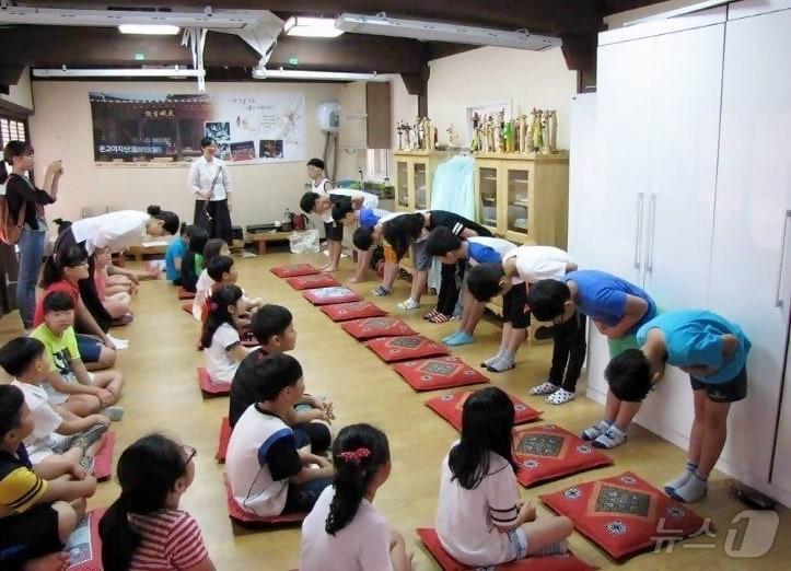  정읍시가 6일부터 13일까지 8일간 농촌체험관광 지원사업과 관련한 수요조사를 추진한다. 농촌체험마을 어린이 예절교실 프로그램&#40;정읍시 제공&#41;2024.8.5/뉴스1