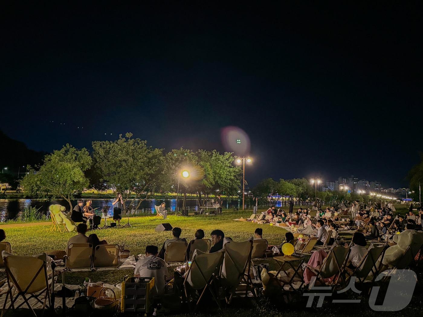 진주 &#39;남강 별밤 피크닉’&#40;진주시 제공&#41;.