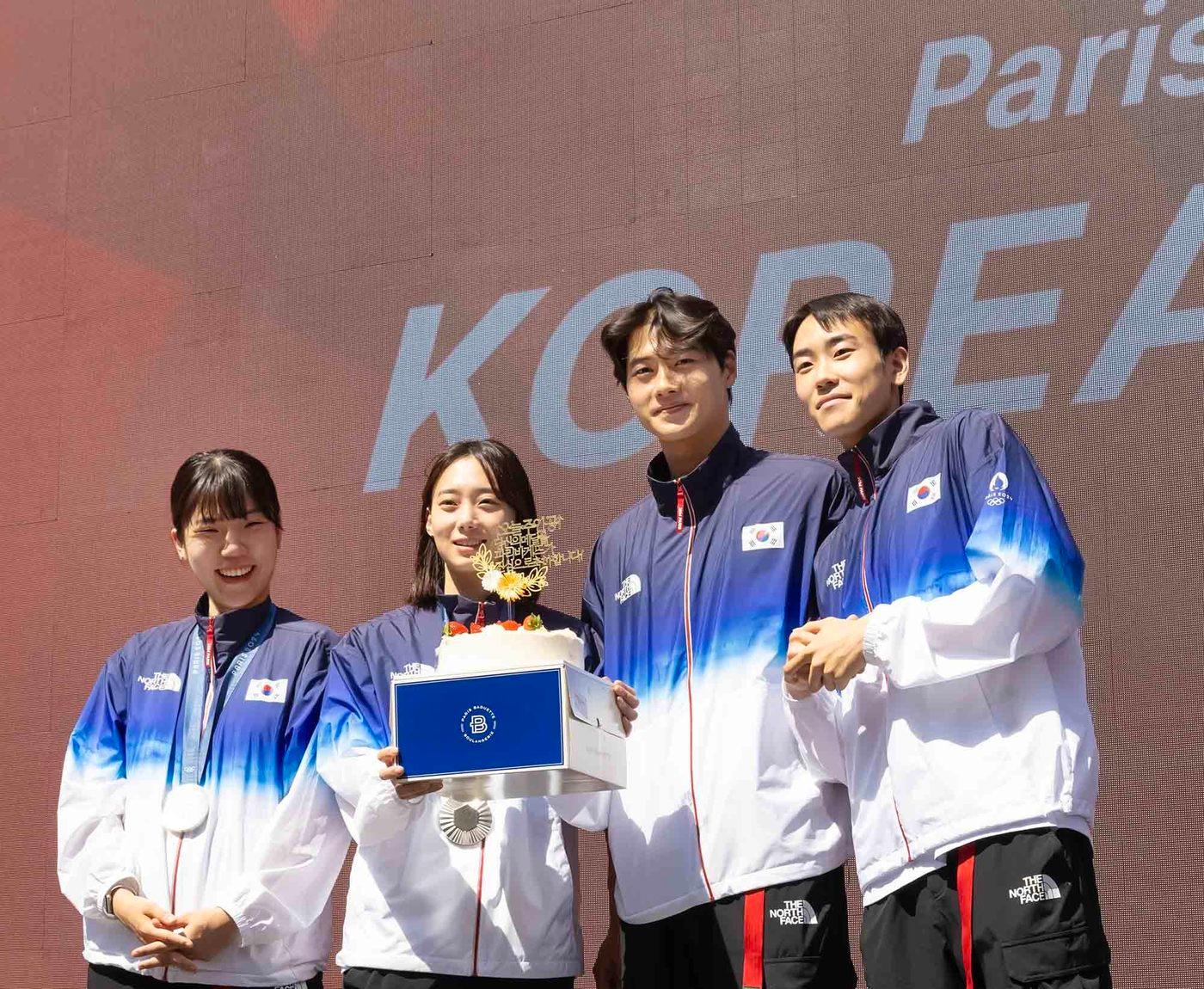 현지시각 4일 프랑스 파리에 위치한 코리아하우스에서 열린 국가대표 메달리스트 기자회견 행사에 참석한 선수들이 파리바게뜨 케이크를 들고 축하받는 모습.&#40;SPC그룹 제공&#41;