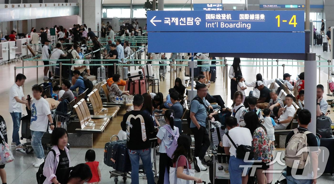 여름 휴가철인 지난 5일 인천국제공항 출국장이 여행객으로 붐비고 있다.ⓒ News1 박세연 기자