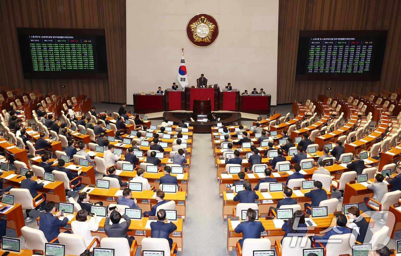 5일 오후 서울 여의도 국회에서 열린 제417회 국회&#40;임시회&#41; 제1차 본회의에서 노동조합 및 노동관계조정법 개정안&#40;노란봉투법&#41;이 재적 300인 중 재석 179인, 찬성 177, 반대 2인으로 통과되고 있다. 이날 이준석, 이주영 개혁신당 의원은 반대표를 던졌다. 2024.8.5/뉴스1 ⓒ News1 김민지 기자