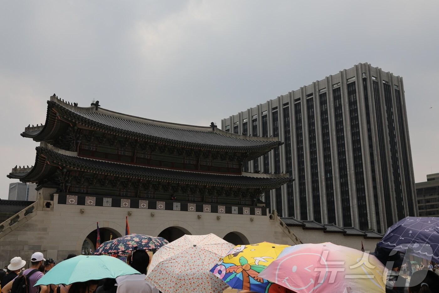 서울을 포함한 수도권 대부분 지역에 폭염경보가 내려진 5일 오후 서울 종로구 경복궁을 찾은 외국인 관광객이 저마다 양산을 펼치고 더위를 피하고 있다. 2024.08.05/뉴스1 ⓒ News1 김종훈 기자