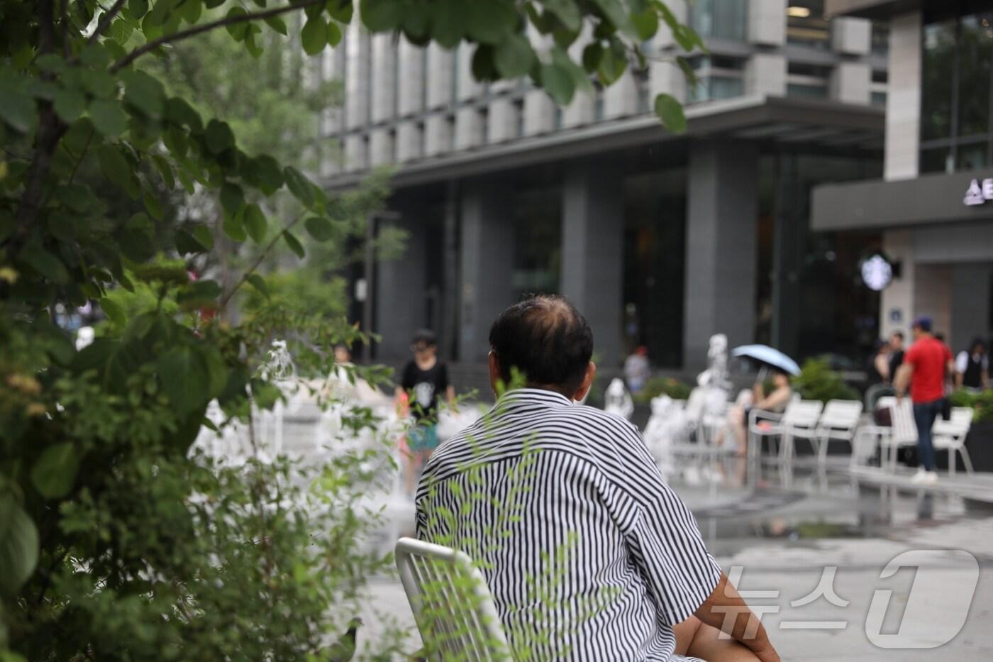 서울을 포함한 수도권 대부분 지역에 폭염경보가 내려진 5일 오후 서울 종로구 광화문광장 분수 옆에서 한 시민이 앉아서 휴식을 취하고 있다. 2024.08.05/뉴스1 ⓒ News1 김종훈 기자