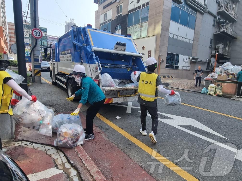 창원시 공무원들이 재활용품을 수거하고 있다.&#40;창원시 제공&#41;